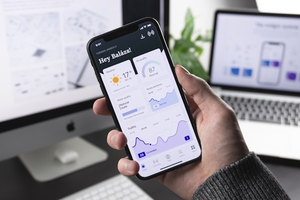 玩家部落栏目主图 - 一群球迷在酒吧热烈讨论比赛，气氛活跃